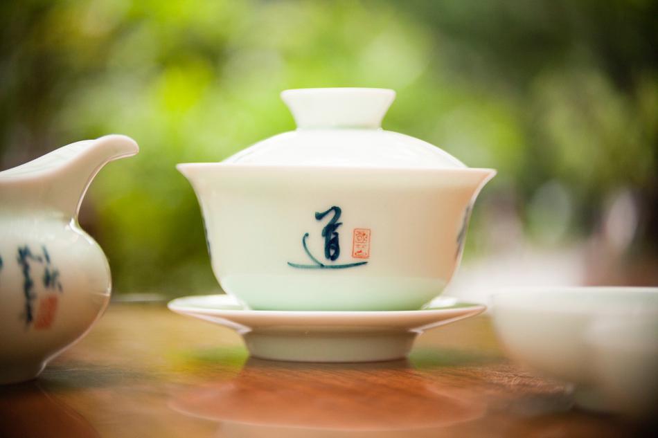 光阴越发憔悴,杯中的茶越发的凉